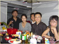 機内のバーにて